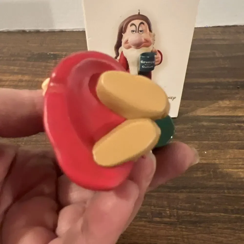 HALLMARK KEEPSAKE ORNAMENT SNOW WHITE GRUMPY BEFORE COFFEE 2007